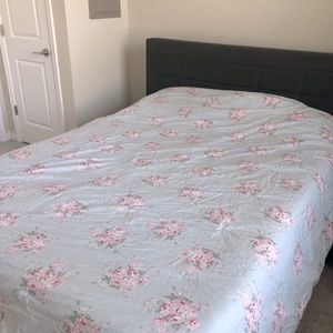 Beautiful Simply Shabby Chic queen size comforter
